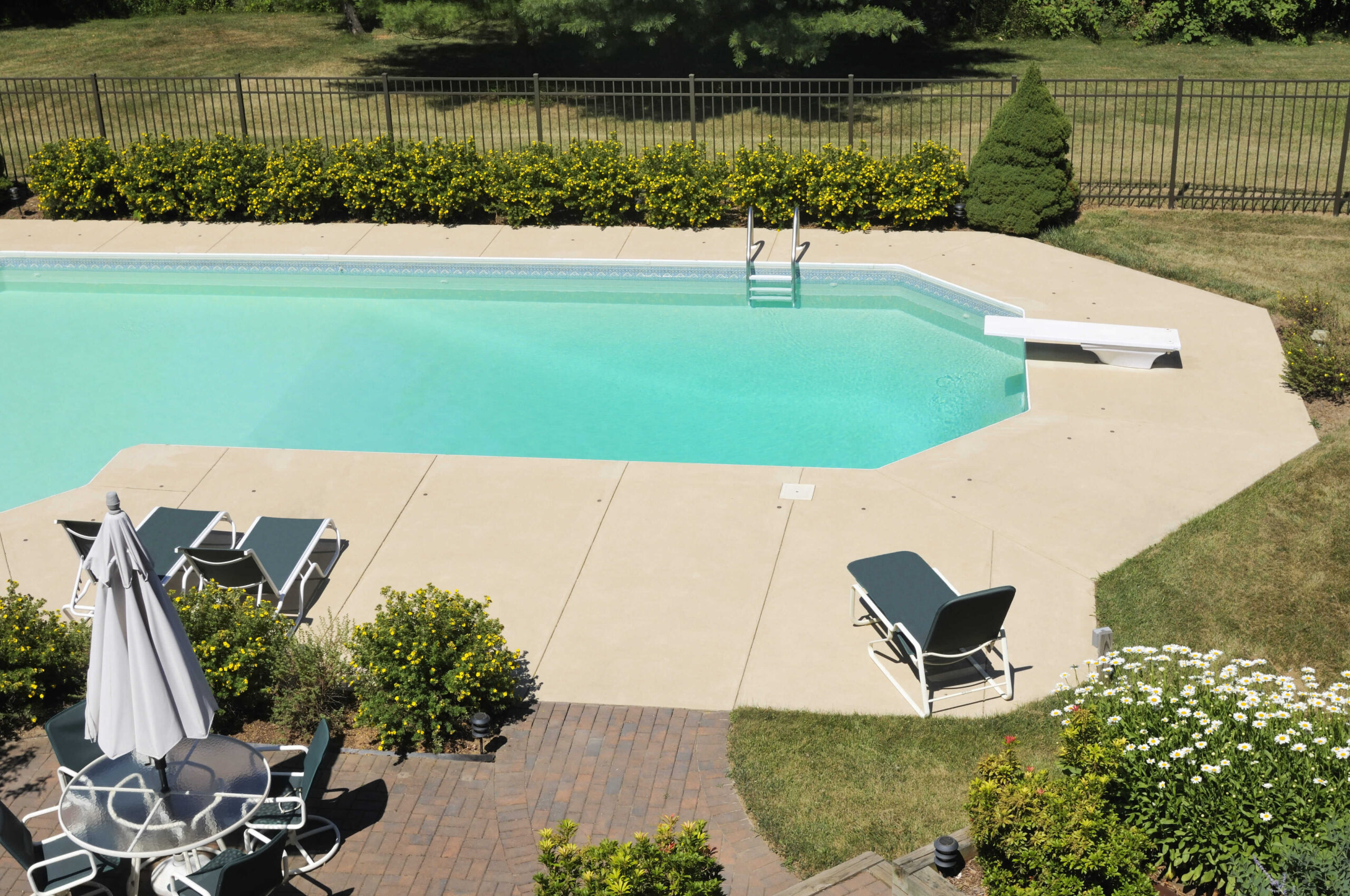 Benefits of Pool Surrounds